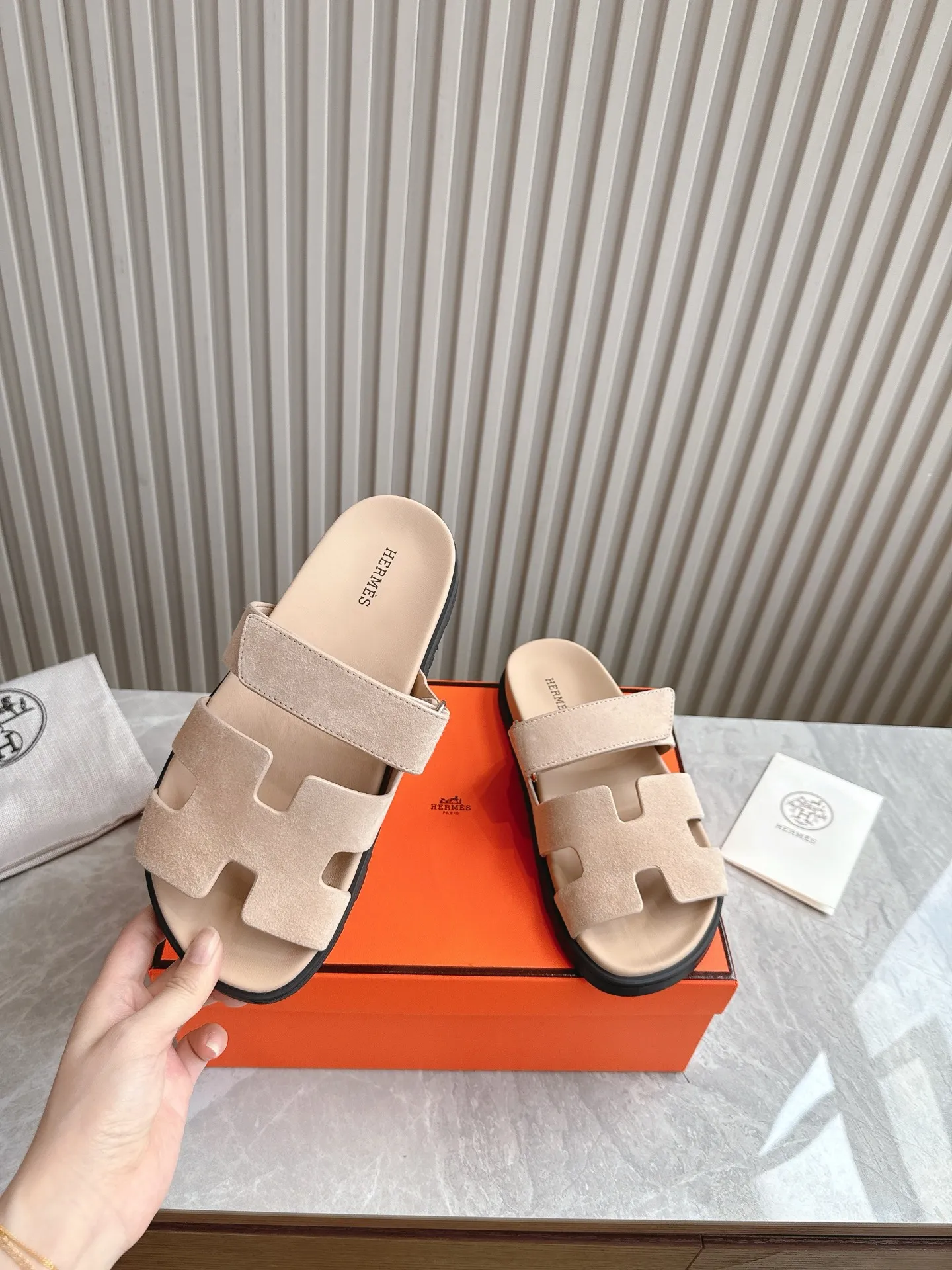 p480🐮🐮Couple model (top version) H family 2024 spring and summer new style HERMES Hermes' recently popular couple model pig nose angle sandals and slippers, paired with various colorful socks, popular. Upper: imported original deerskin (the genuine leather edging is not ordinary super migration). Lining: imported genuine leather. Outsole: Tpu non-slip and wear-resistant outsole. Size: Female 35-42 (40/42 non-returnable and non-exchangeable) Male size: 39-45 (45 non-refundable and non-exchangeable)